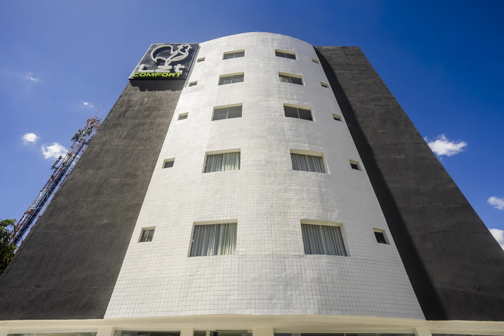 Fachada do LZT Executive no bairro São Francisco em Caruaru