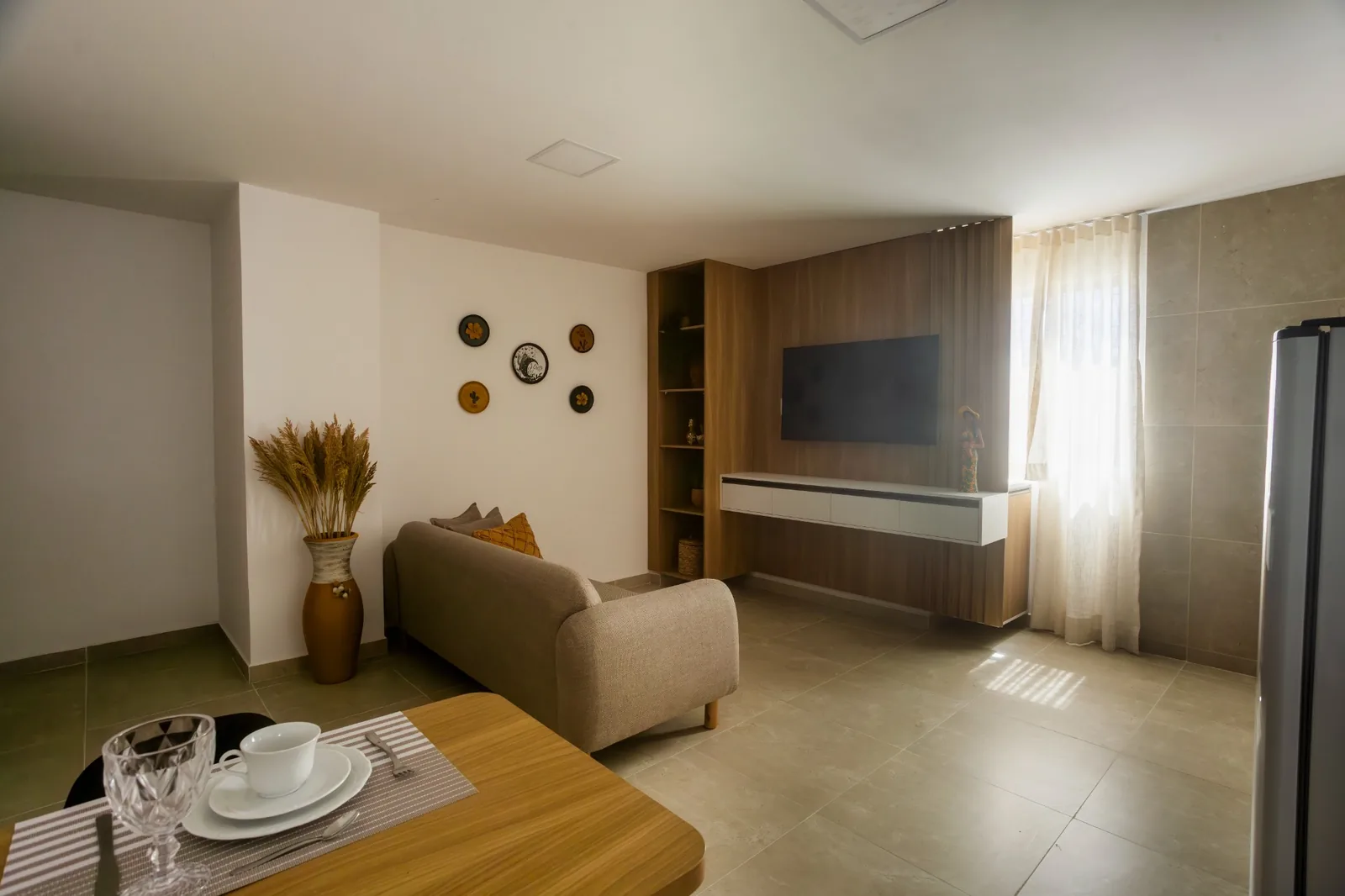 Sala de estar ampla e mobiliada no LZT Comfort